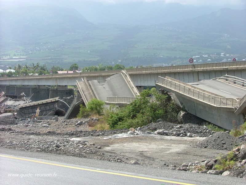 Gamède et ses pluies font tomber le pont de la rivière saint-etienne