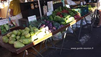 Un stand du marché de Saint-Pierre Un stand du marché de Saint-Pierre