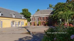 Place de la mairie à Saint-Leu - Ile de la Réunion Place de la mairie à Saint-Leu - Ile de la Réunion
