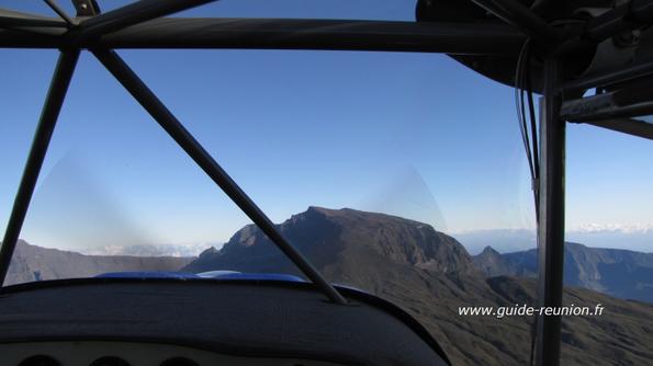 Le Piton des Neiges en ULM lors d'un tour complet de l'île de la Réunion Approcher du sommet de La Réunion : le piton des Neiges