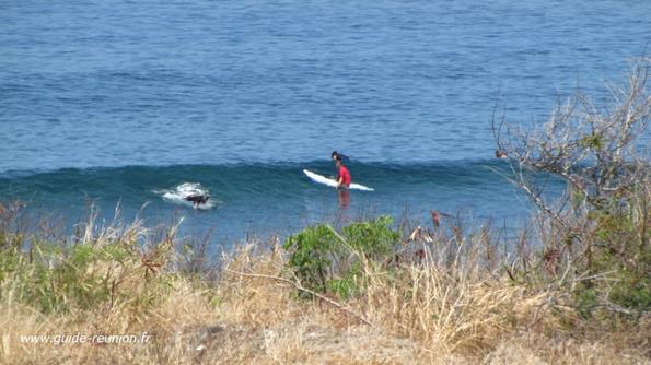 d'autres s'adonnent au surf Surf à Trois Bassins