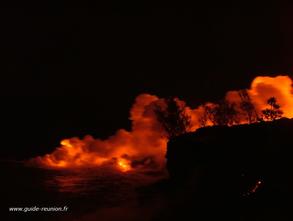 Le volcan entre souvent en éruption, la preuve en image (photo avril 2007) Photo d'éruption - Ile de la Réunion