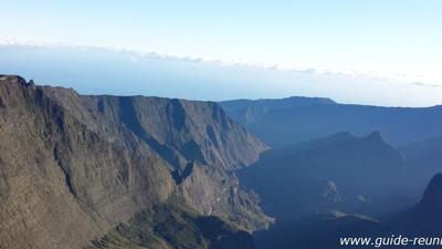 Le cirque de Mafate depuis un ULM Survol des cirques de La Réunion en ULM