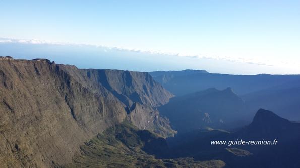 Le cirque de Mafate depuis un ULM Survol des cirques de La Réunion en ULM
