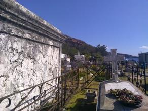 Le cimetière marin de Saint-Paul est le long du front de mer Le cimetière marin de Saint-Paul est le long du front de mer