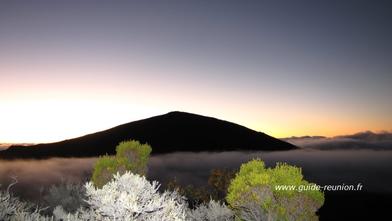 Le piton de la fournaise au lever du soleil Piton de la fournaise au lever du soleil