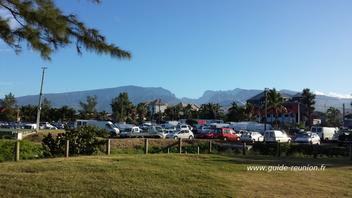 En se retournant : les hauts vu marché de St Pierre En se retournant : les hauts vu marché de St Pierre