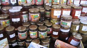 Marché couvert St Pierre : confitures, miel, piment confit Marché couvert St Pierre : confitures, miel, piment confit