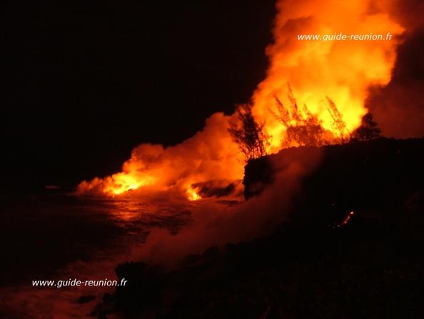 Quand lave et océan se rejoignent, Photo prise en avril 2007 Photo lave et océan la Réunion