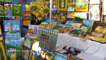 Photo d'un stand d'artisanat local Photo d'un stand d'artisanat local