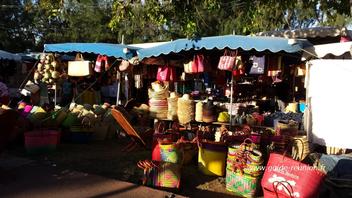Artisanat au marché de Saint-Pierre Artisanat au marché de Saint-Pierre