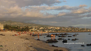 Plage de Saint-Pierre (Poste MNS à gauche et port de plaisance en arrière plan) Plage de Sain-Pierre