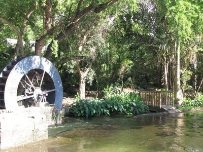 Le moulin du Tour des Roches Un moulin visible depuis la route du Tour des Roches