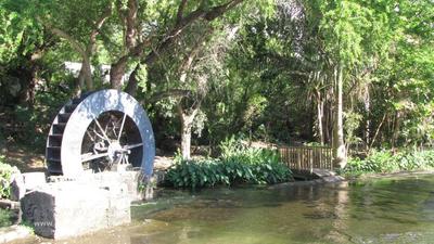 Le moulin du Tour des Roches Un moulin visible depuis la route du Tour des Roches