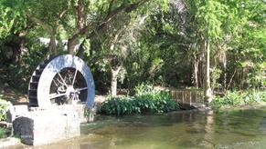 Le moulin du Tour des Roches Un moulin visible depuis la route du Tour des Roches