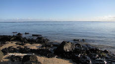 Les rochers noirs au sud offrent un cachet supplémentaire au site Des rochers noirs au sud de trou d'eau