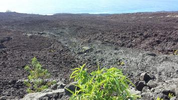 L'énorme coulée de lave de 2007 du volcan le Piton de la Fournaise Coulée de lave de 2007 à l'île de la Réunion