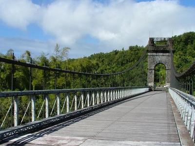 Pont suspendu de la rivière de l'Est à Sainte-Rose - La Réunion Pont suspendu de la rivière de l'Est à Sainte-Rose - La Réunion