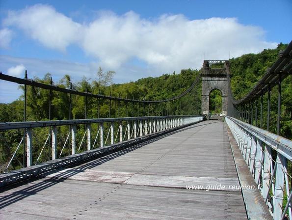 Pont suspendu de la rivière de l'Est à Sainte-Rose - La Réunion Pont suspendu de la rivière de l'Est à Sainte-Rose - La Réunion