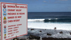 Quelques précautions : attention aux requins et aux courants, bref, ne vous baignez pas en dehors de la zone prévue Courants et requins à Grande Anse