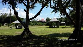 Vacoas bordant la plage de galets et kiosques Vacoas et kiosques
