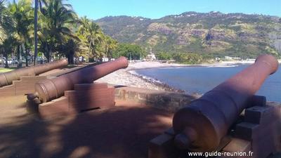 Les canons du Barachois pointés vers l'océan Les vieux canons du Barachois pointent vers l'océan Indien.