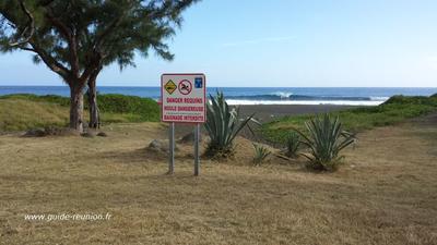Signalisation informant du risque requin sur la plage de l'Etang-Salé