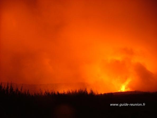 Ambiance inexplicable et paysage rougeâtre sur le site du volcan pendant une éruption Photo de la réunion, Paysage de volcan