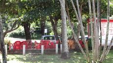 Coté pratique : quelques snacks, parking, toilettes et douches Manger à Grande Anse : snacks