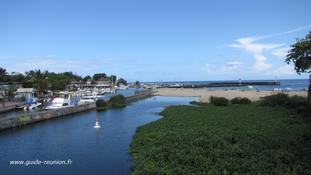 La plage des roches noires et le port de plaisance de Saint-Gilles La plage des roches noires et le port de plaisance