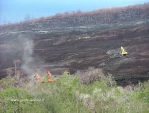Le Sud et l'Est sont séparés par la coulée, la route est en cours de réfection (2007) Le Sud et l'Est sont séparés par la coulée