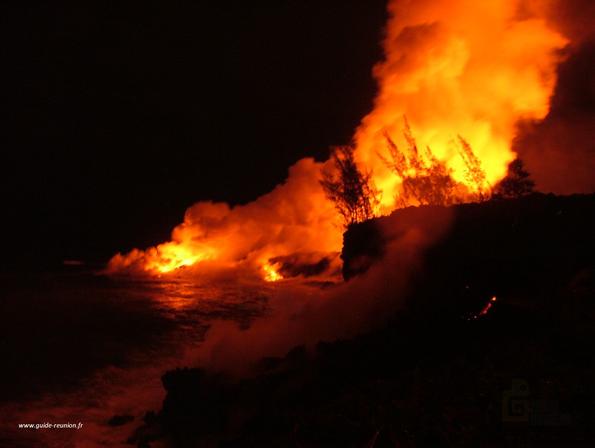 Eruption d'avril 2007 : la lave atteint l'océan 
