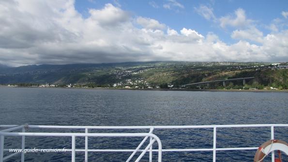Saint-Paul et la route des Tamarins depuis un bateau Photo balade en mer