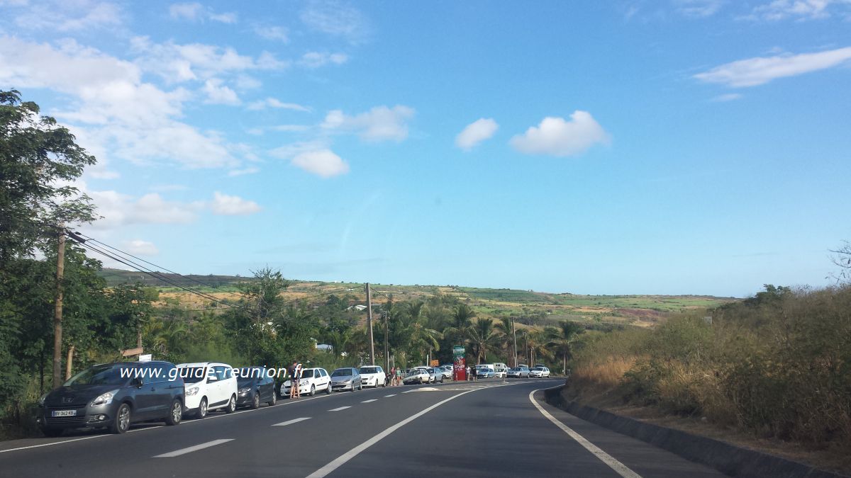 Les voitures le long de la route et un snack vous indiquent que l'accès est par là. Remarquez que vous, en principe vous arriverez depuis la côte (en sens inverse) Accès au bassin des aigrettes : Parking et snack