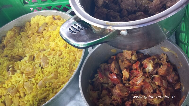 Le rougail saucisse est certainement avec le cari poulet l'un des plus courants à la Réunion Rougail saucisse