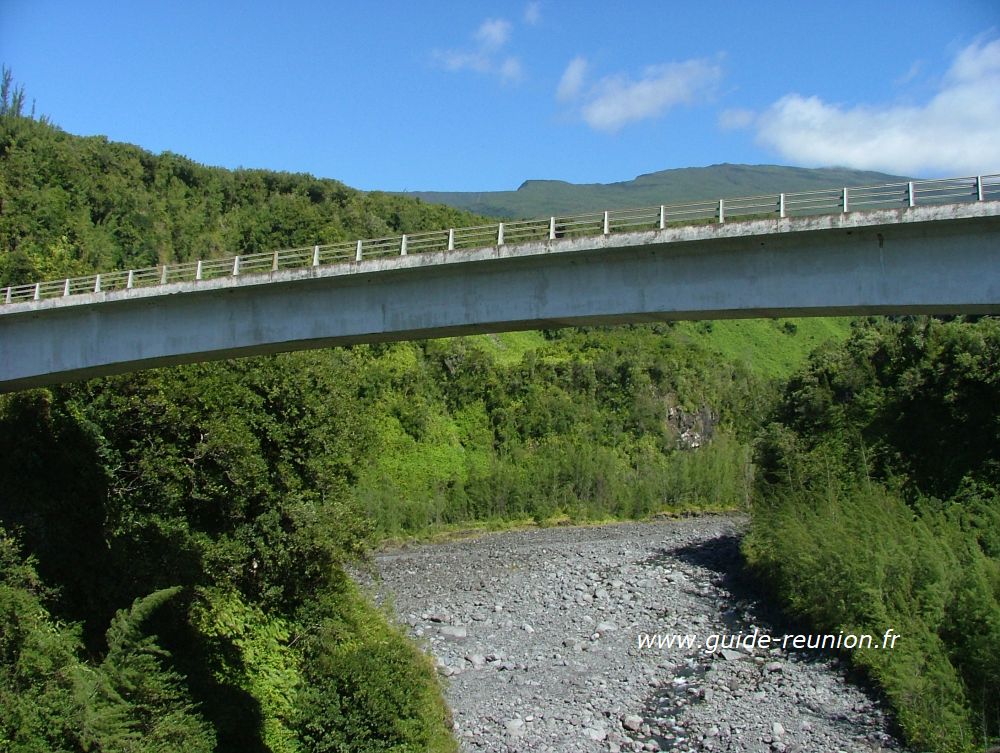 Vue depuis le Pont suspendu de la rivière de l'Est à Sainte-Rose - La Réunion Vue depuis le Pont suspendu de la rivière de l'Est à Sainte-Rose - La Réunion