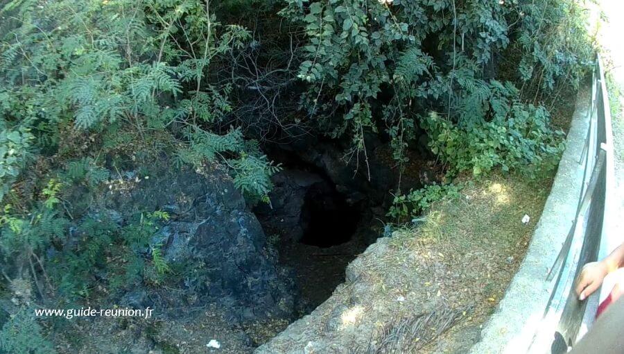 Plage de Trou d'Eau : le trou / tunnel qui a donné son nom à la plage Trou et tunnel de la plage de Trou d'Eau (Réunion)