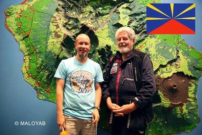 Drapeau de la Réunion - Maloyab aux côtés de Guy Pignolet Drapeau de la Réunion - Maloyab aux côtés de Guy Pignolet