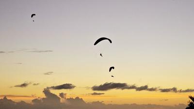 Activités et loisirs à La Réunion Activités et loisirs à La Réunion : parapente au coucher du soleil